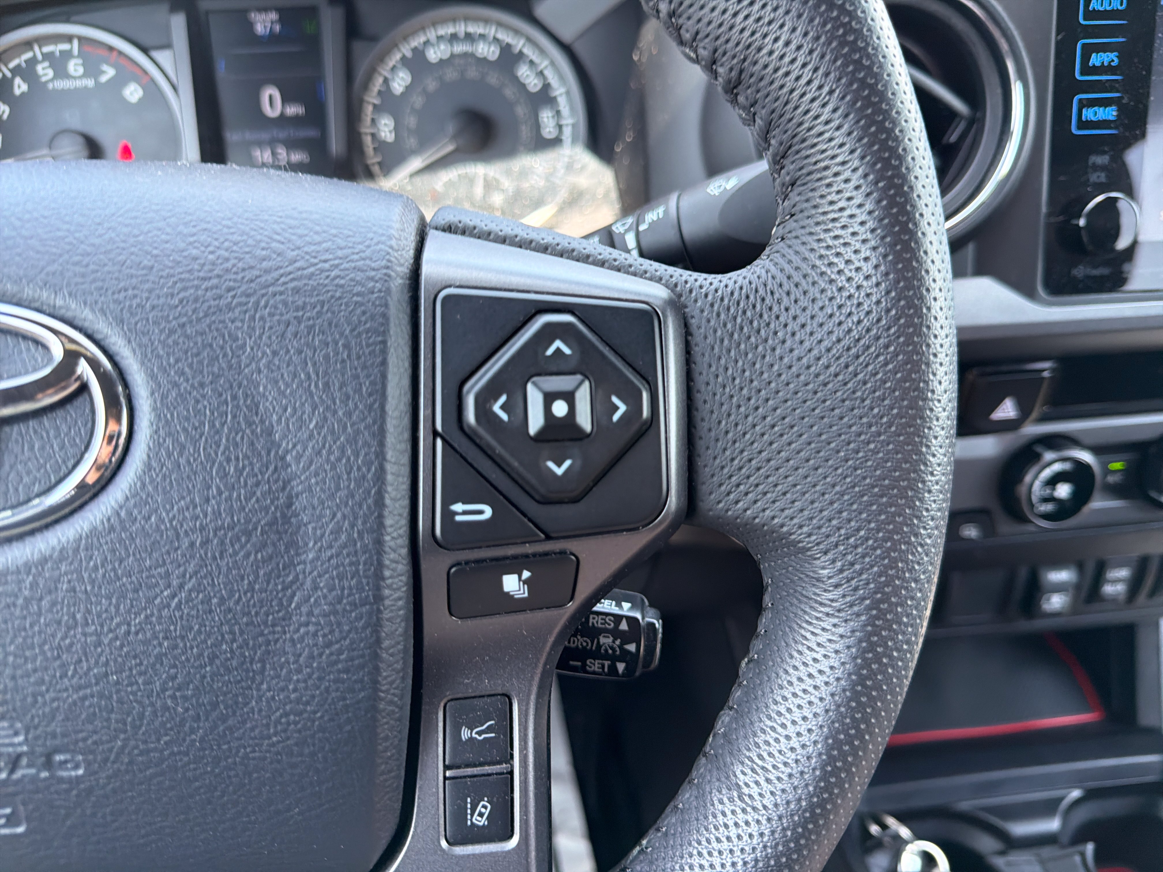 Used 2018 Toyota Tacoma TRD Sport AWD/4WD image 19