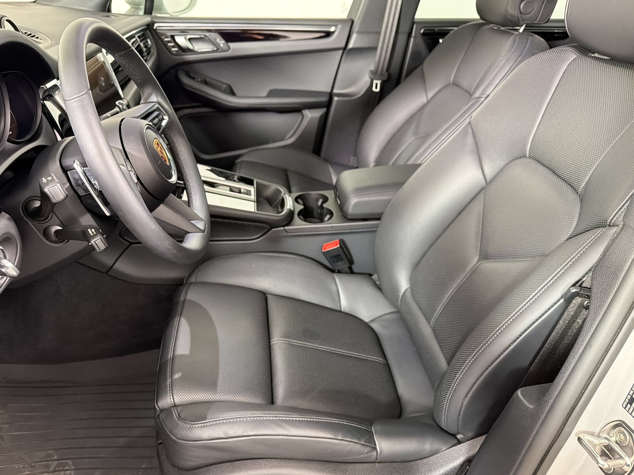 Certified 2025 Porsche Macan AWD/4WD image 5