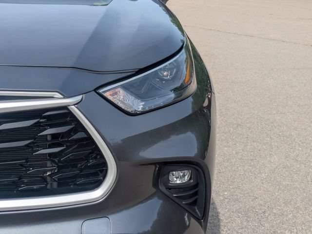 Used 2023 Toyota Highlander XLE AWD/4WD image 13