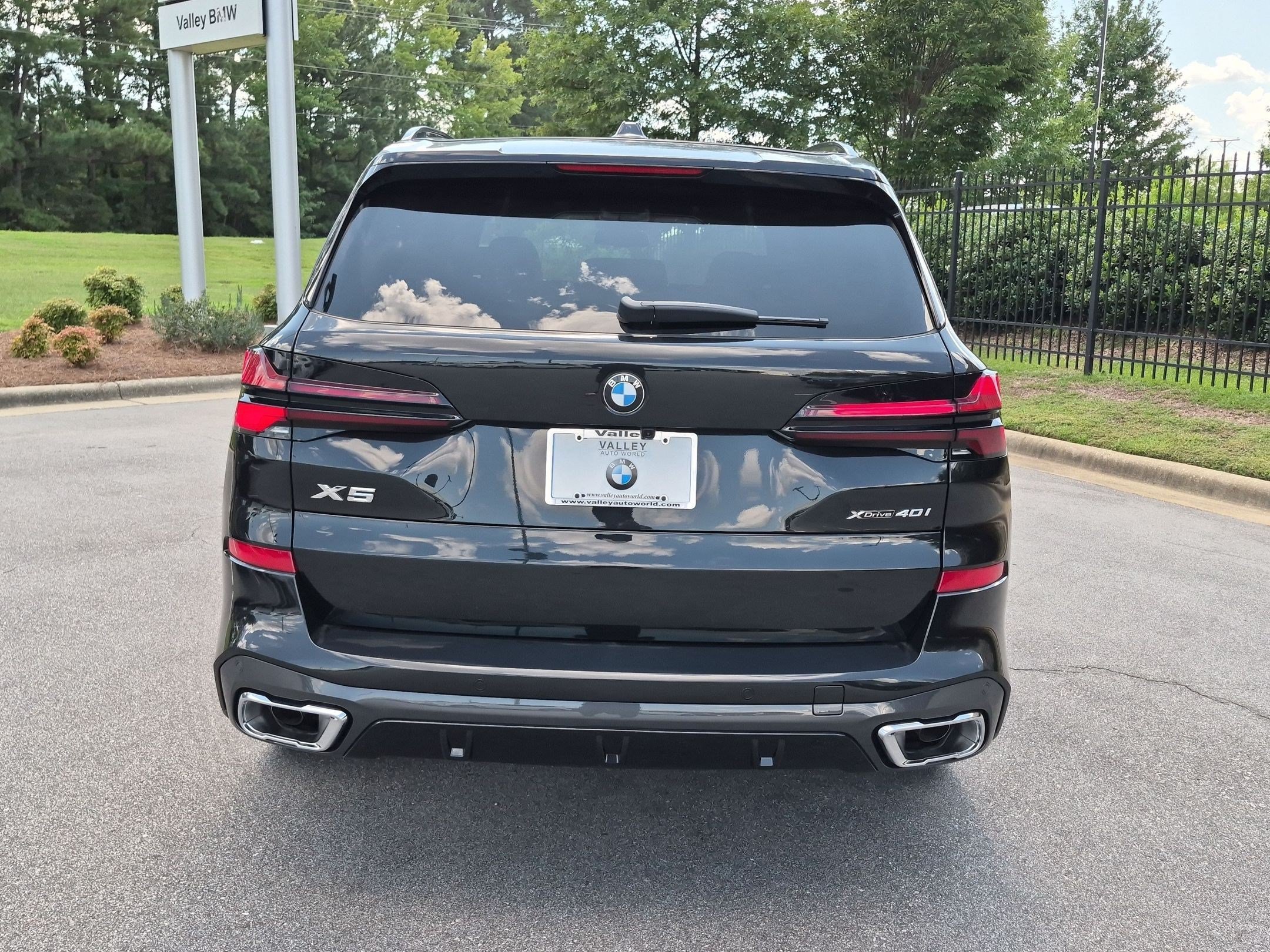 New 2026 BMW X5 xDrive40i w/ M Sport Package AWD/4WD image 4