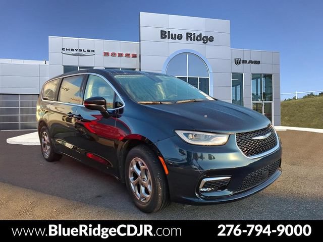 Used 2024 Chrysler Pacifica Limited w/ Uconnect Theater Family Group