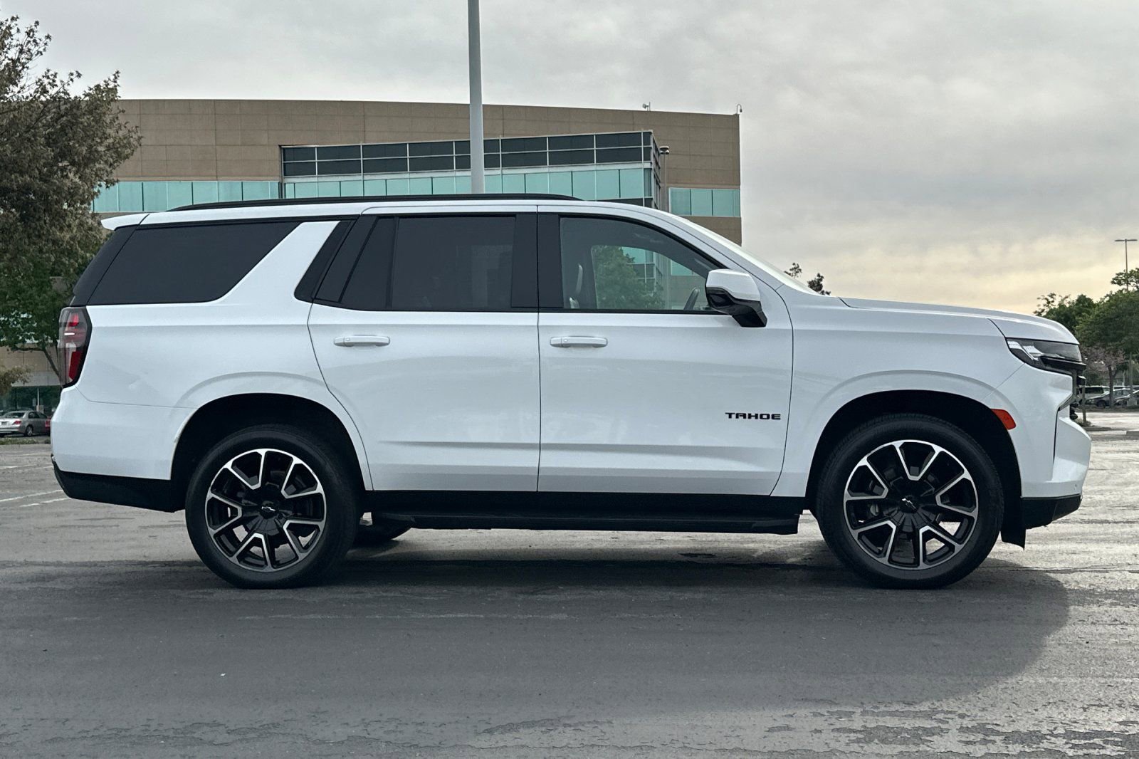 Used 2021 Chevrolet Tahoe RST w/ Luxury Package image 3