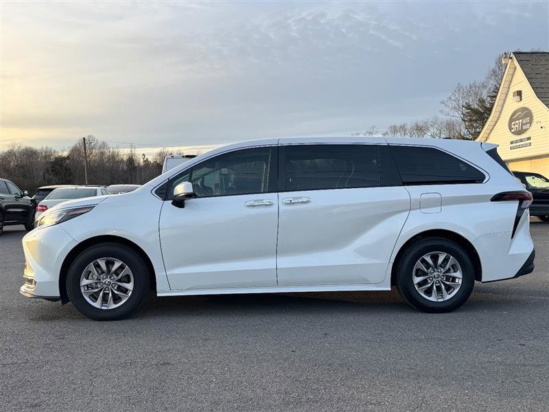 Used 2024 Toyota Sienna XLE image 9