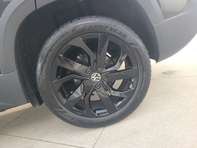 Used 2024 Volkswagen Taos SE w/ Panoramic Sunroof Package image 11