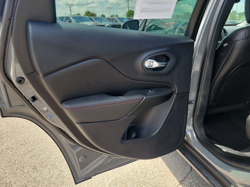 Used 2023 Jeep Cherokee Trailhawk AWD/4WD image 16