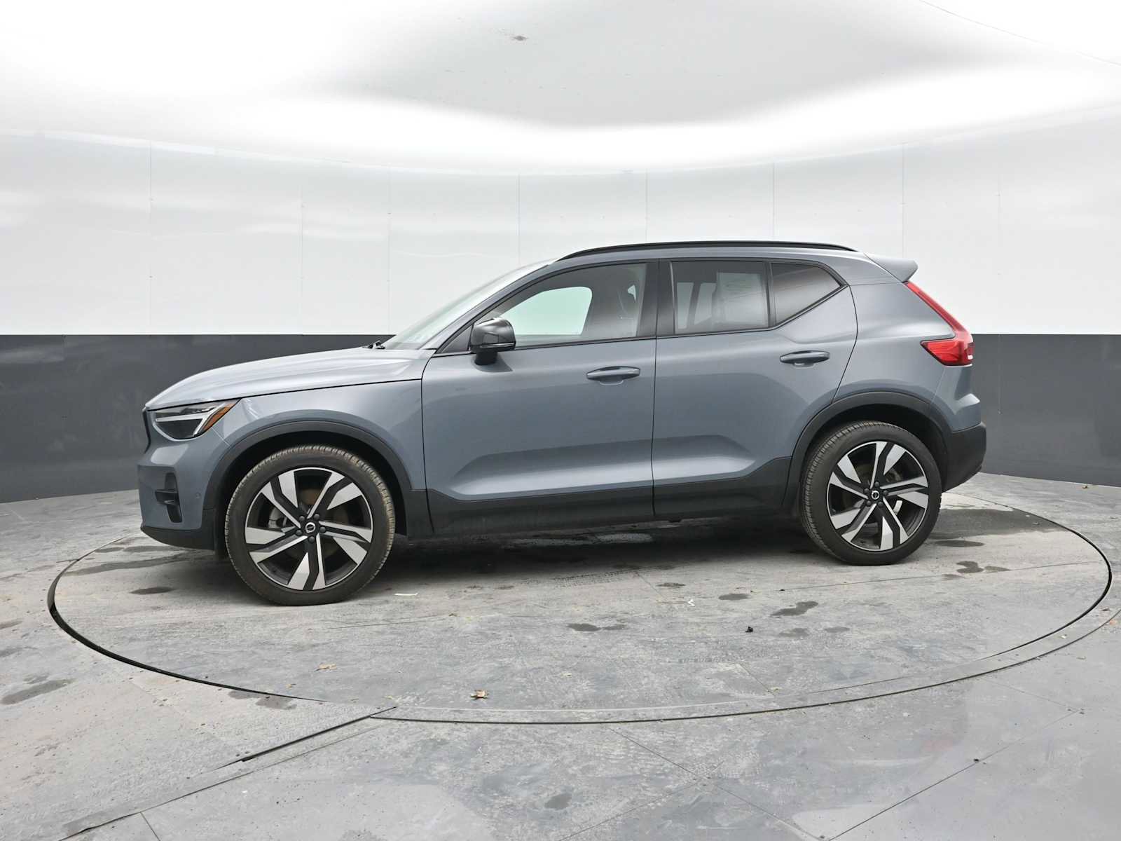 Used 2023 Volvo XC40 B5 Plus w/ Driver Assist Package image 4