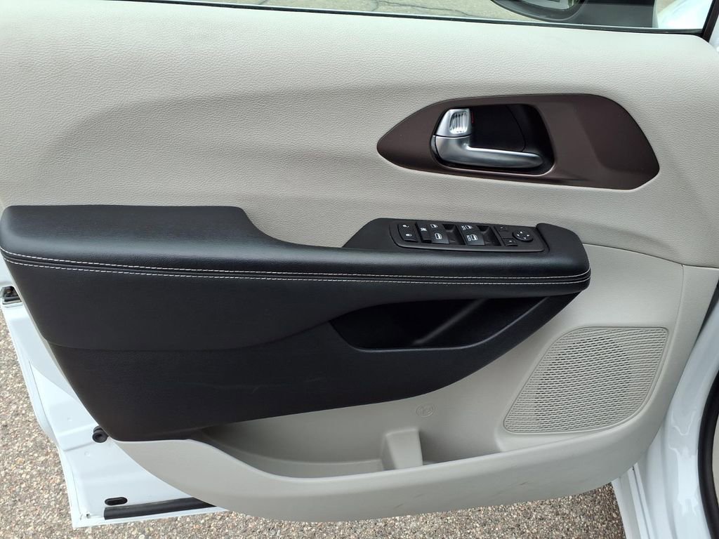 Used 2023 Chrysler Voyager LX image 17