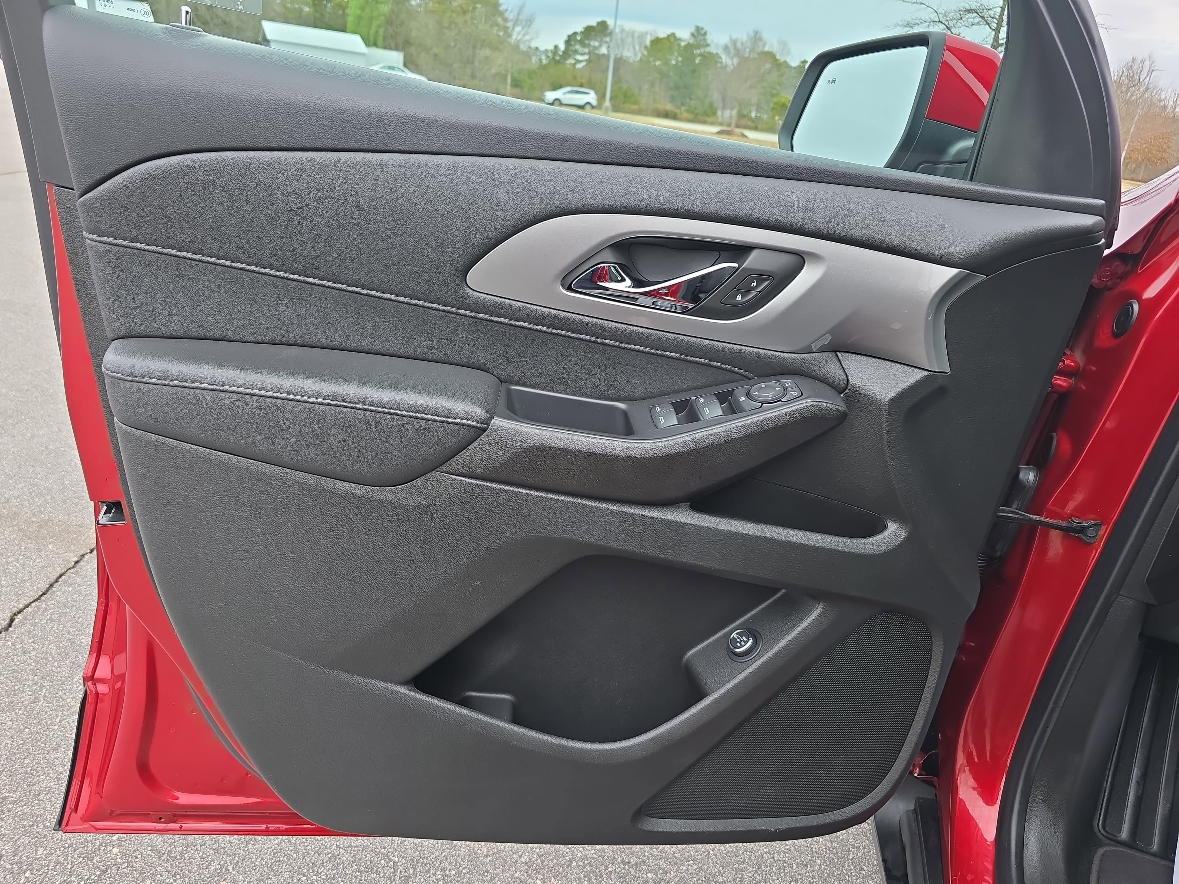 Used 2022 Chevrolet Traverse LT image 27