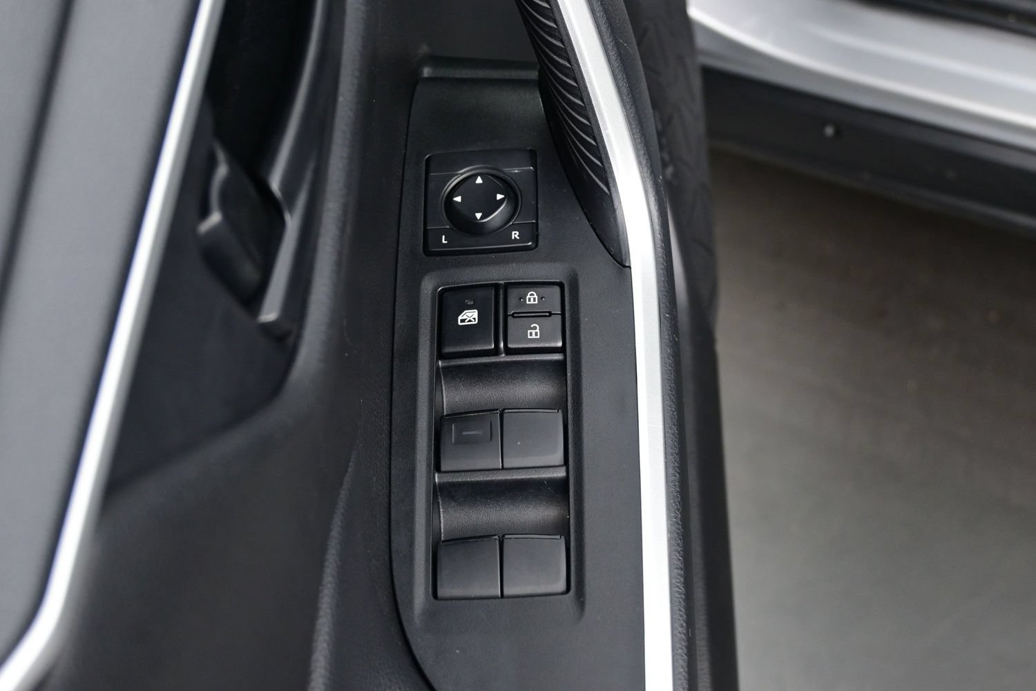 Used 2024 Toyota RAV4 LE AWD/4WD image 10