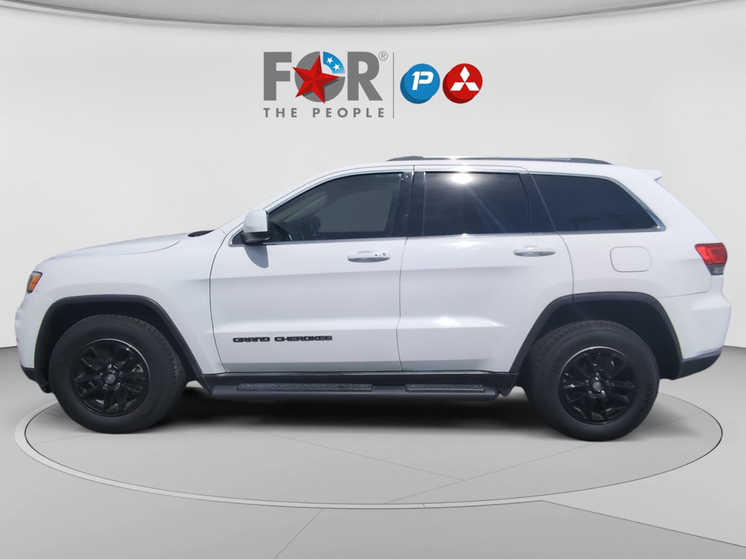 Used 2018 Jeep Grand Cherokee Laredo AWD/4WD image 2