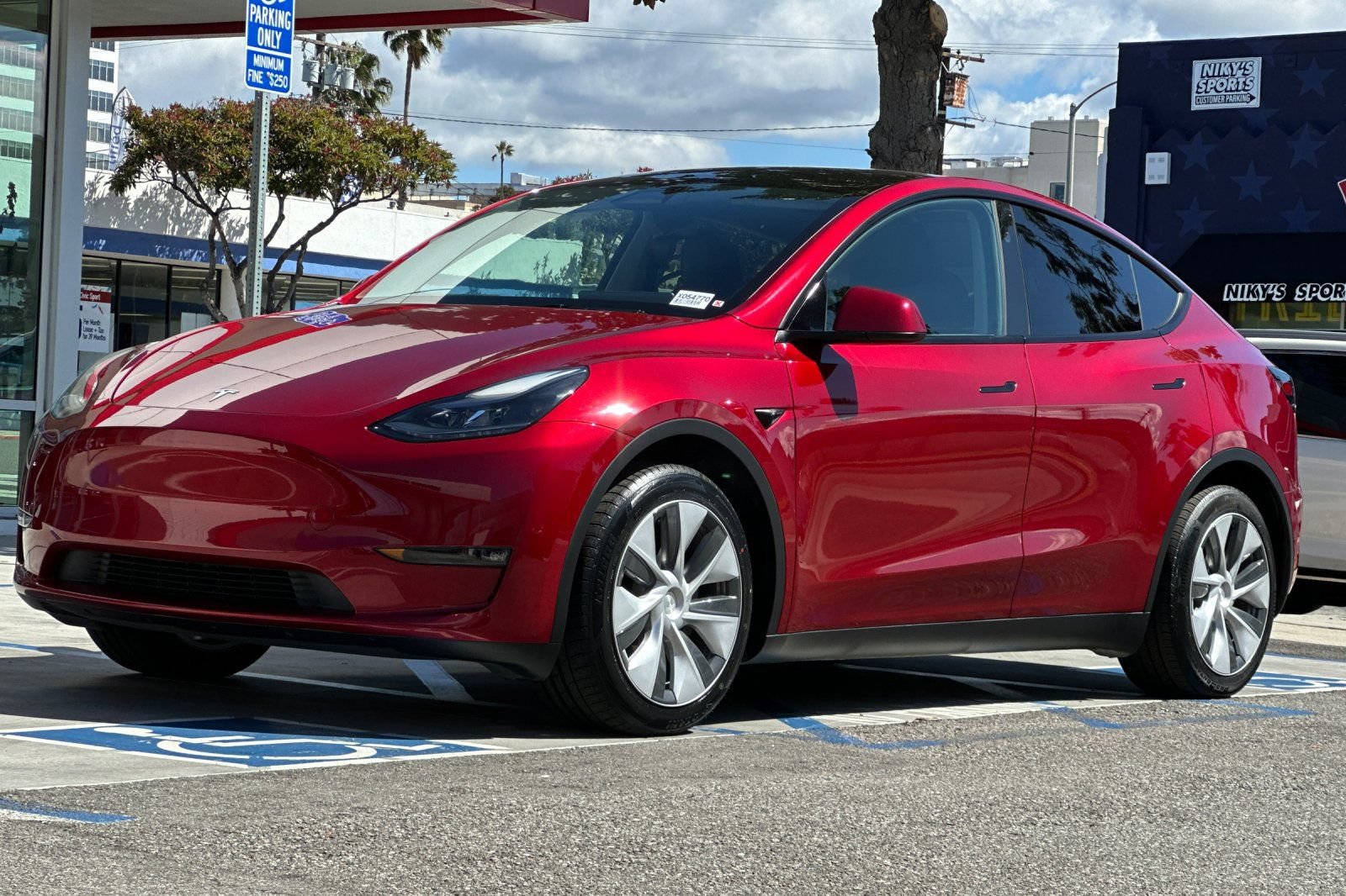 Used 2024 Tesla Model Y Long Range AWD/4WD image 8