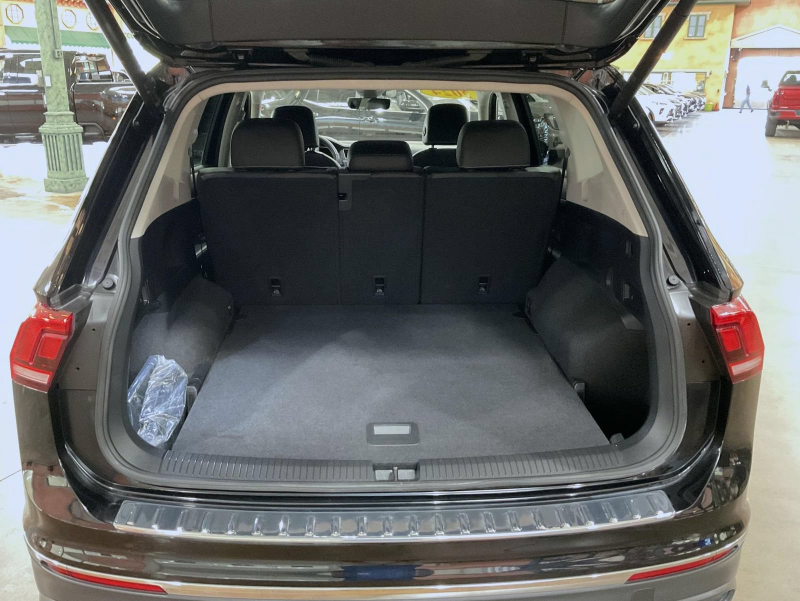 Used 2024 Volkswagen Tiguan SE AWD/4WD image 22