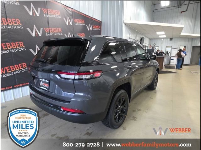 New 2025 Jeep Grand Cherokee Altitude image 4