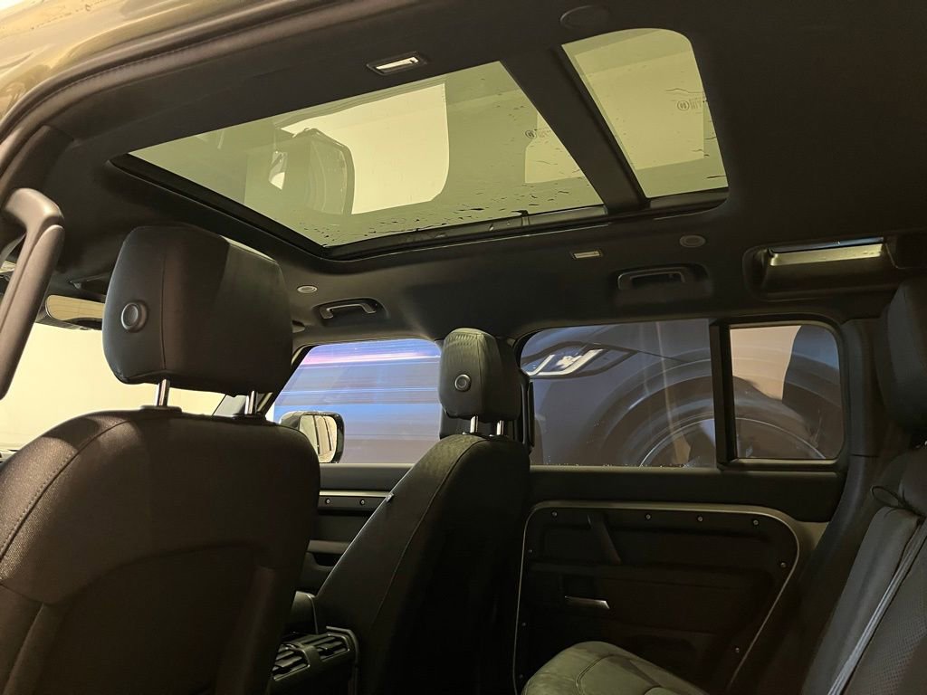 Used 2025 Land Rover Defender 110 S image 17