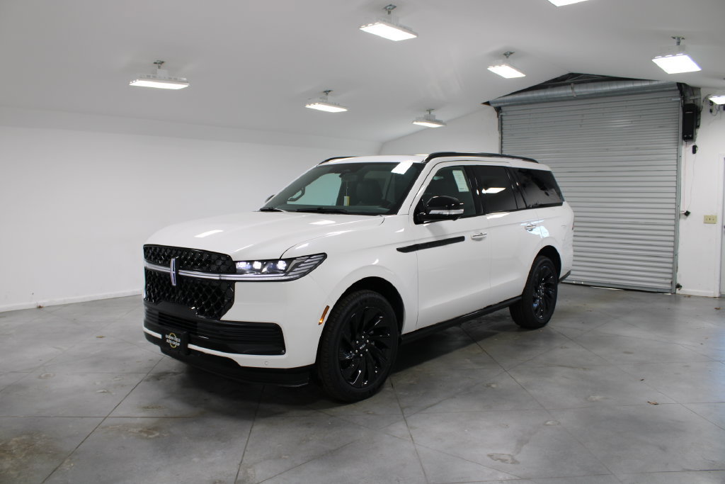 New 2026 Lincoln Navigator Reserve w/ Jet Appearance Package AWD/4WD image 3