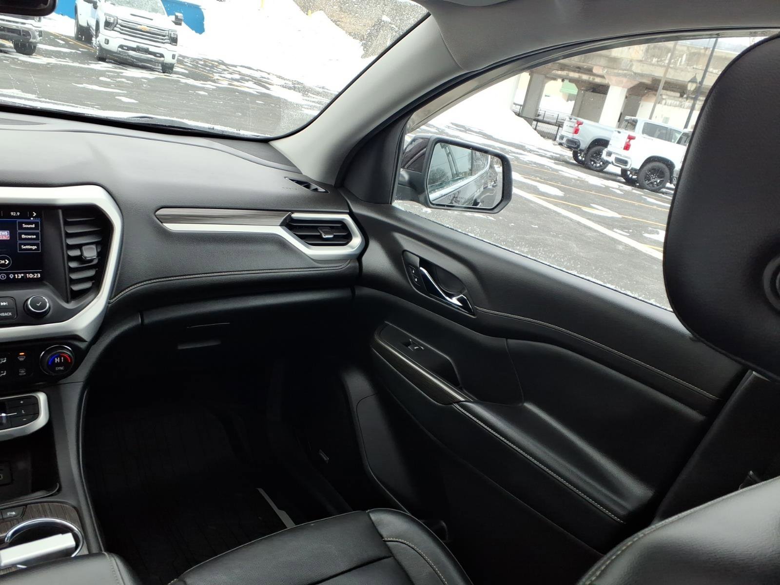 Used 2020 GMC Acadia SLT w/ Driver Alert Package II image 17