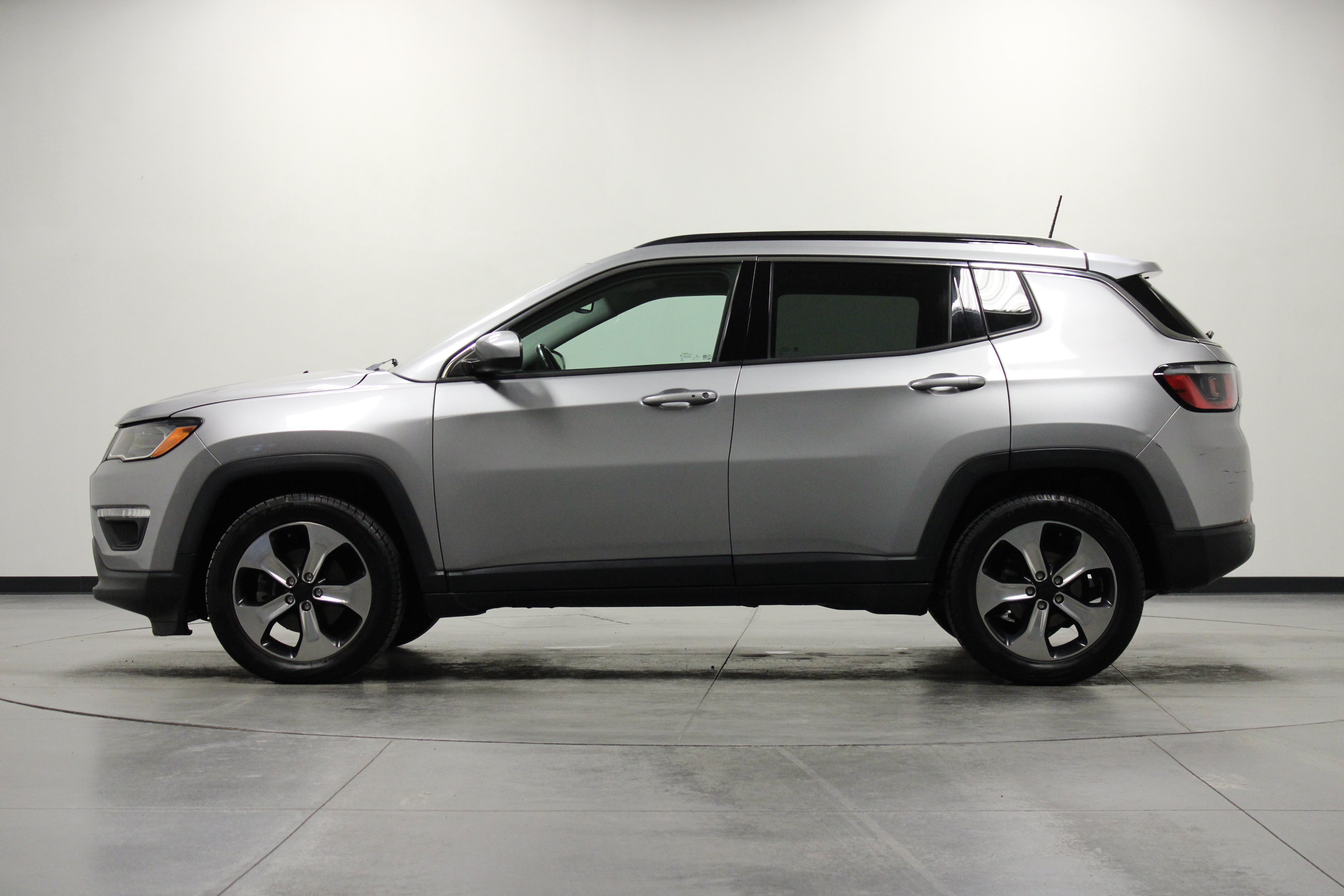 Used 2018 Jeep Compass Latitude w/ Popular Equipment Group FWD image 7