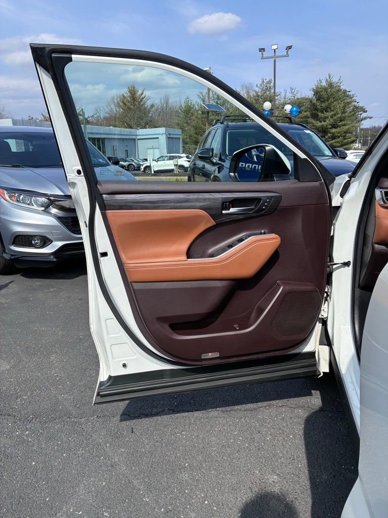 Used 2020 Toyota Highlander Platinum AWD/4WD image 48