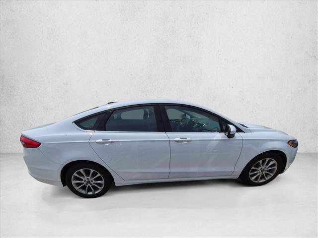 Used 2017 Ford Fusion SE FWD image 4
