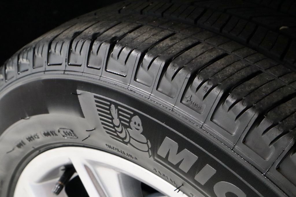 Certified 2021 Ford Explorer XLT w/ Equipment Group 202A image 21