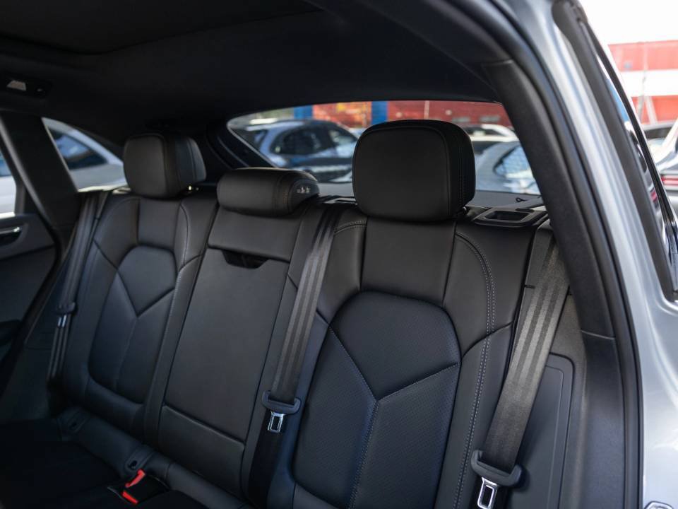 Certified 2026 Porsche Macan AWD/4WD image 26
