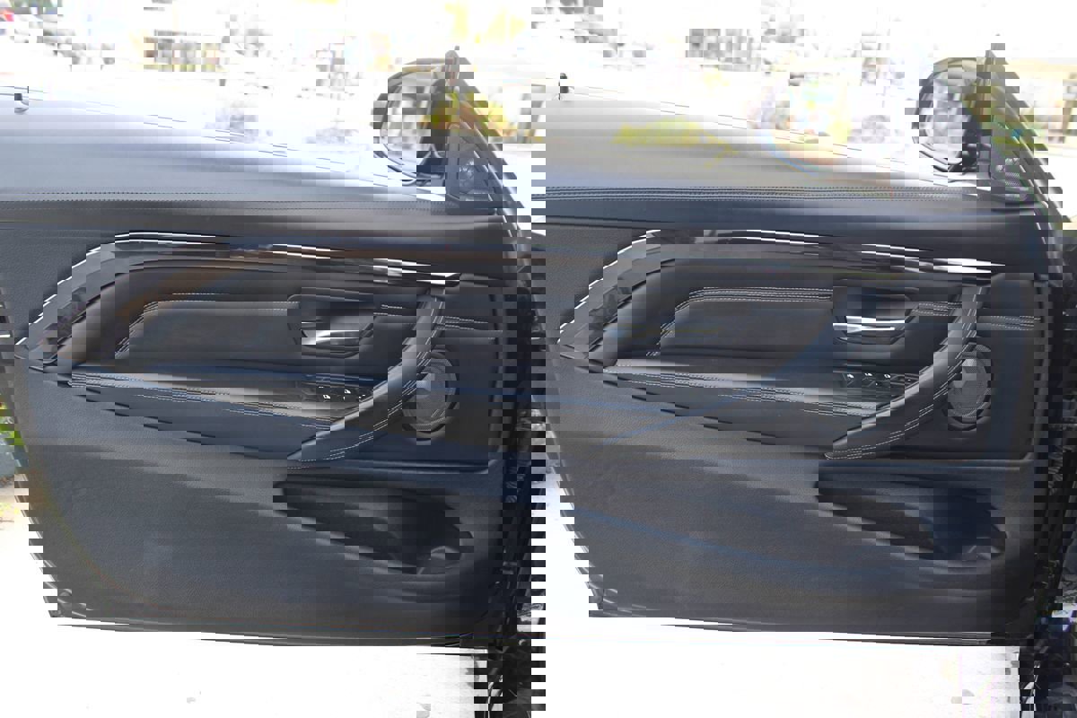 Used 2015 BMW M4 Convertible image 23