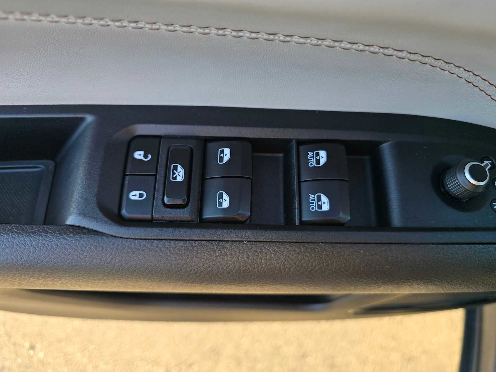 Used 2023 Jeep Compass Limited image 24