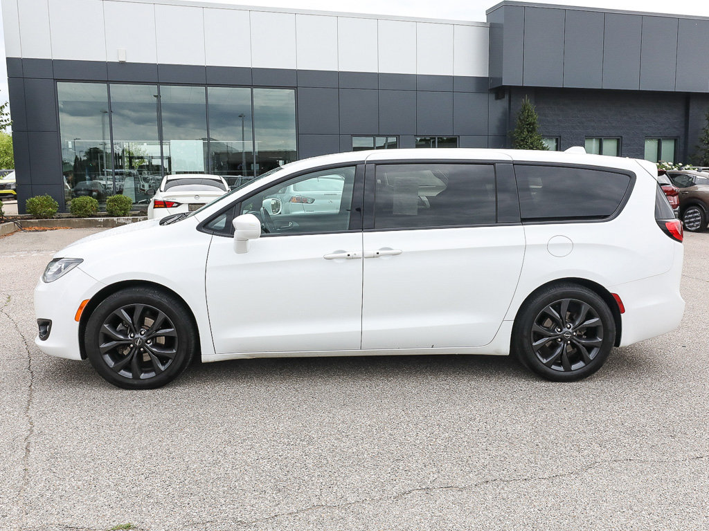 Used 2018 Chrysler Pacifica Touring Plus w/ S Appearance Package FWD image 2