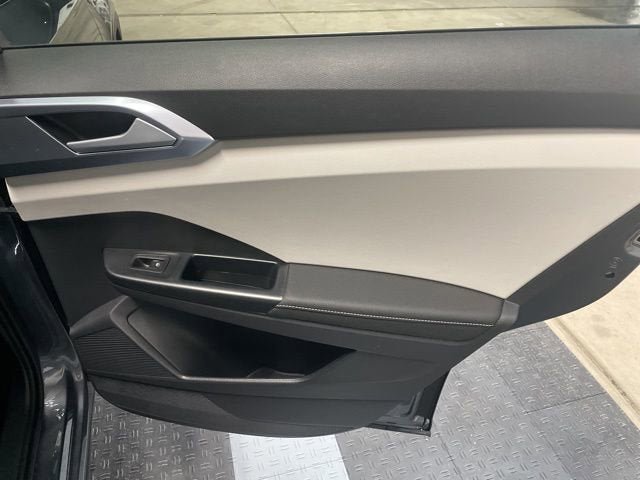 Certified 2025 Volkswagen Taos SE w/ Panoramic Sunroof Package image 5