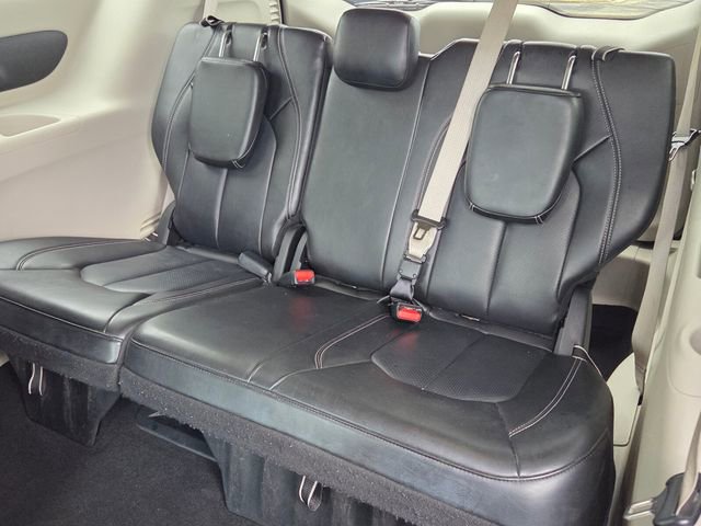 Used 2023 Chrysler Pacifica Touring-L FWD image 11