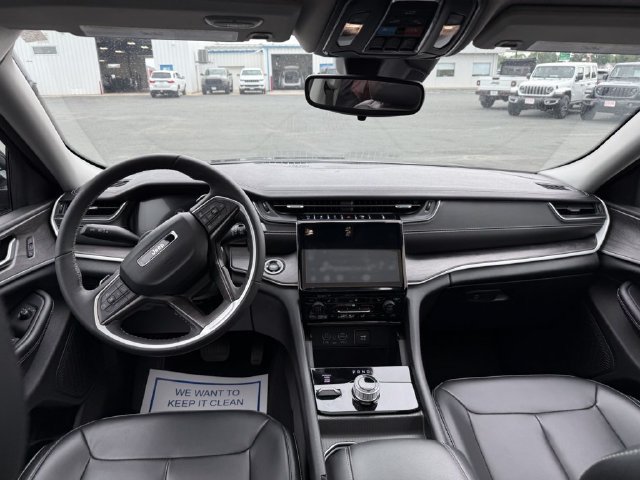 Used 2024 Jeep Grand Cherokee Limited AWD/4WD image 22