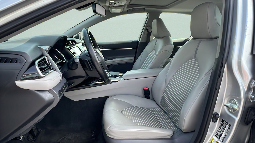Used 2019 Toyota Camry SE w/ Convenience Package FWD image 13