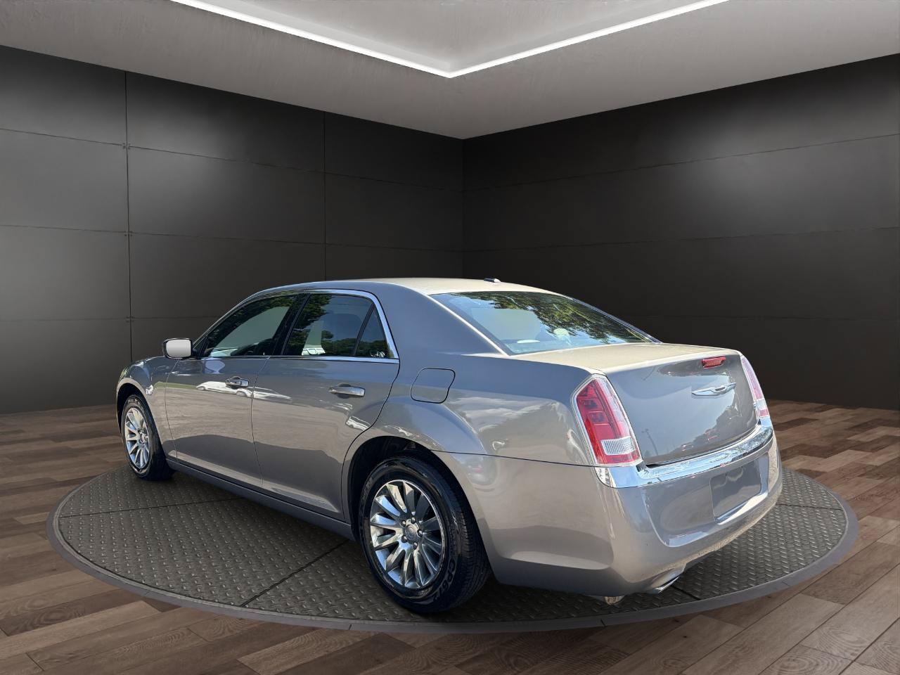 Used 2014 Chrysler 300 RWD image 6