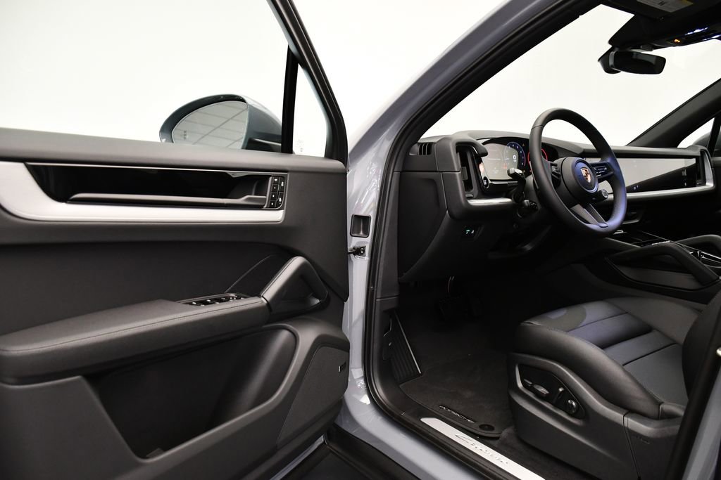 Certified 2025 Porsche Cayenne image 39