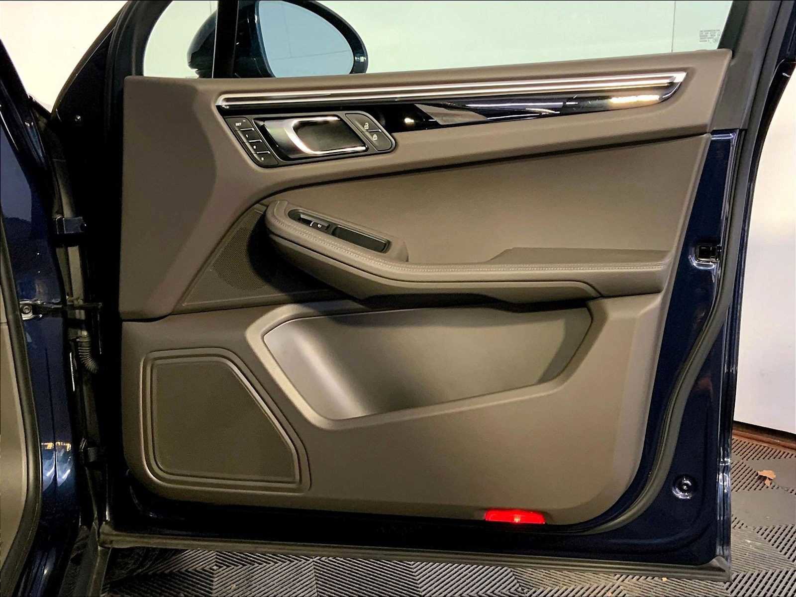 Certified 2023 Porsche Macan image 26