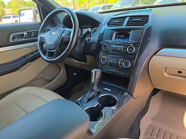Used 2017 Ford Explorer XLT image 17