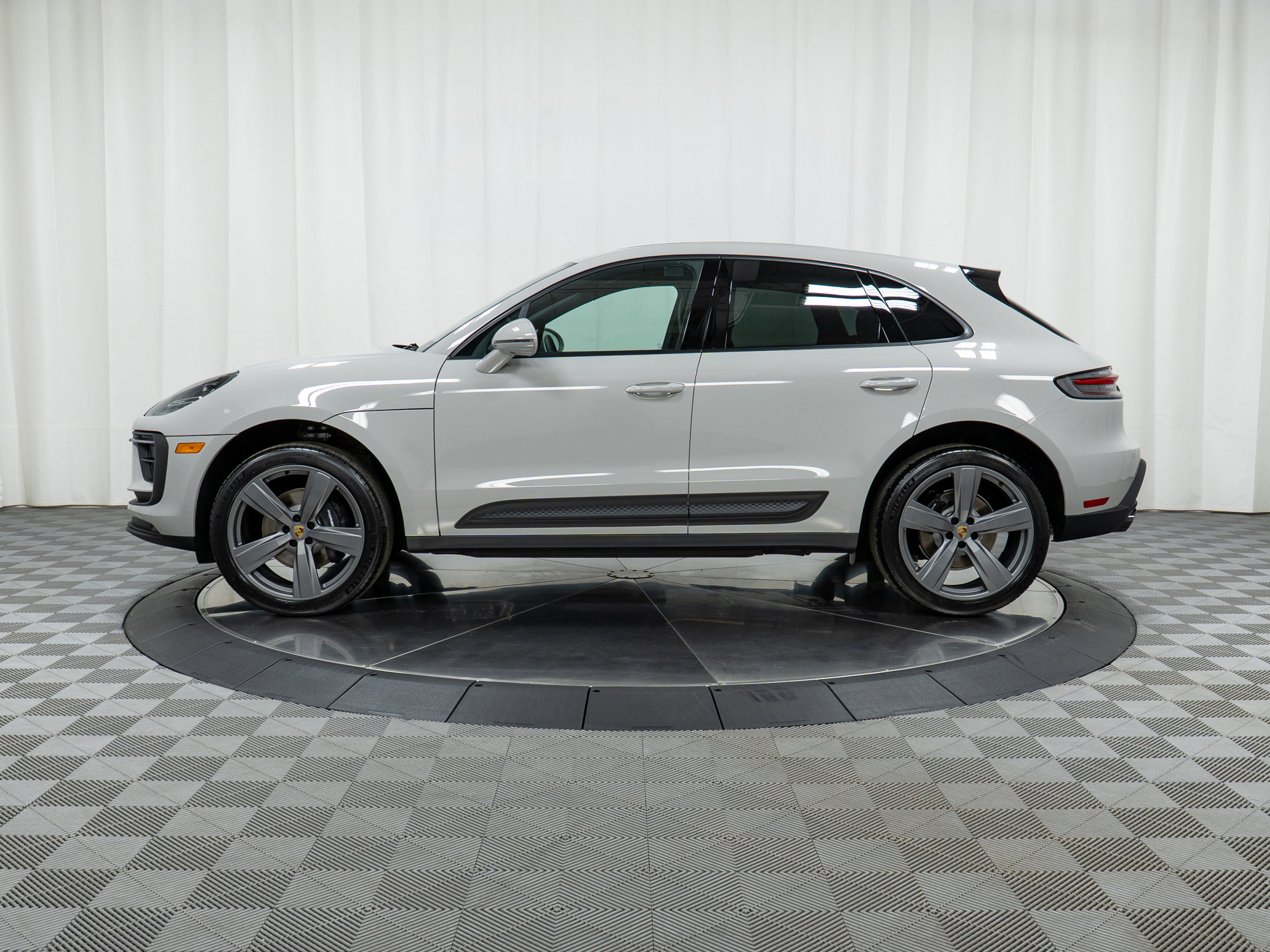 Used 2025 Porsche Macan image 2
