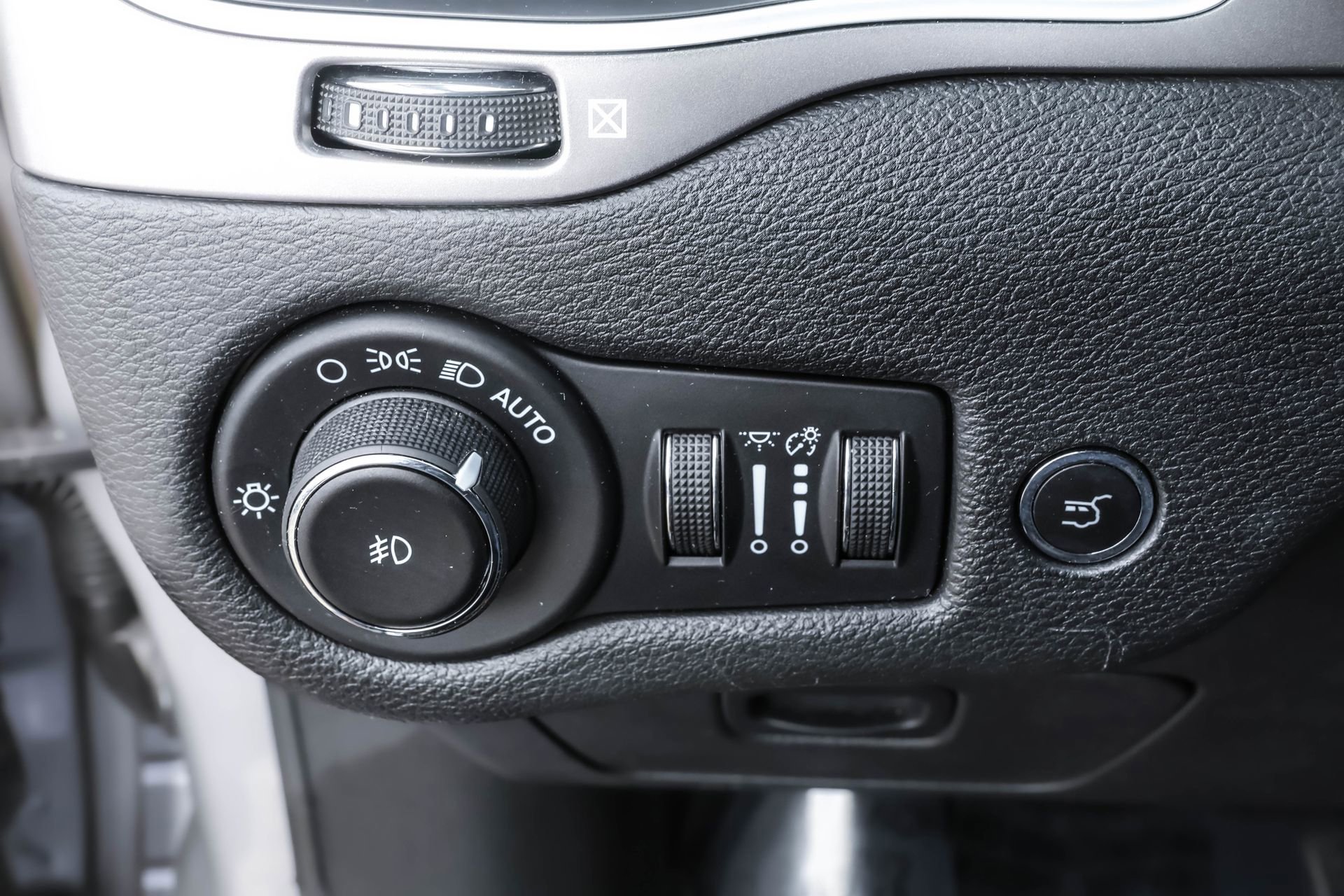 Used 2020 Jeep Cherokee Latitude Lux w/ Comfort/Convenience Group image 21