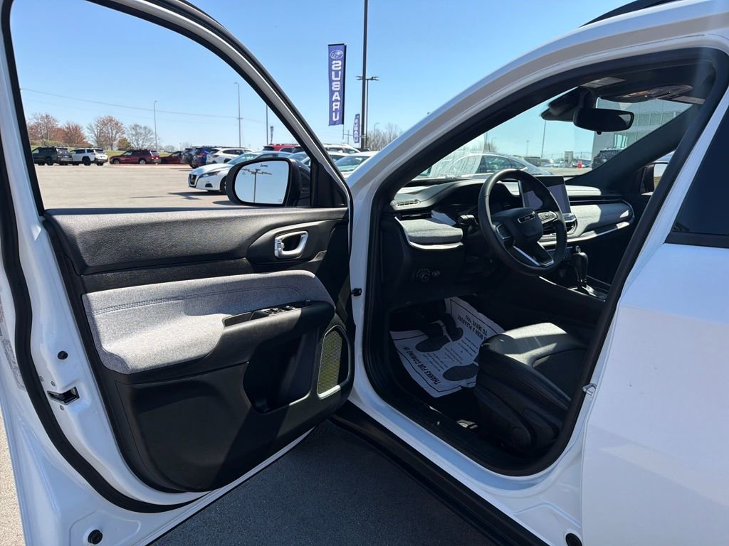 Used 2024 Jeep Compass Latitude image 13