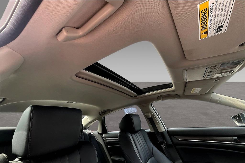Used 2018 Honda Accord Touring image 11