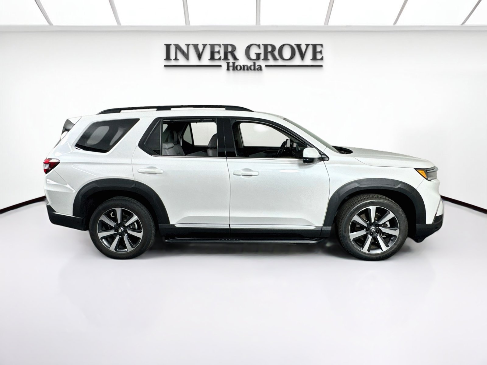 Used 2025 Honda Pilot Touring image 4