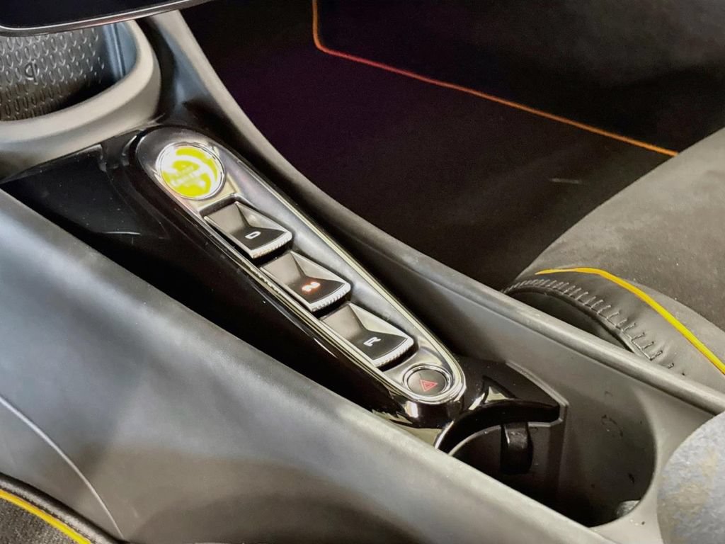 Used 2025 McLaren Artura RWD image 15