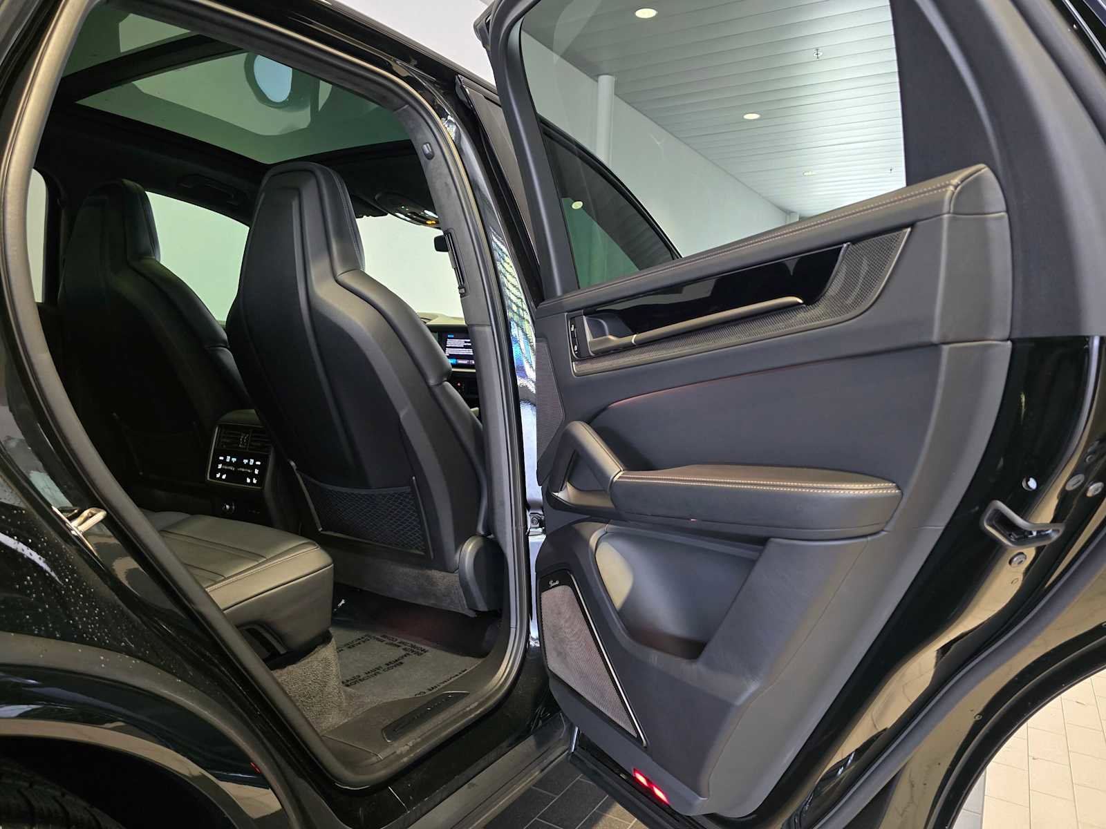 Used 2025 Porsche Cayenne Turbo image 14