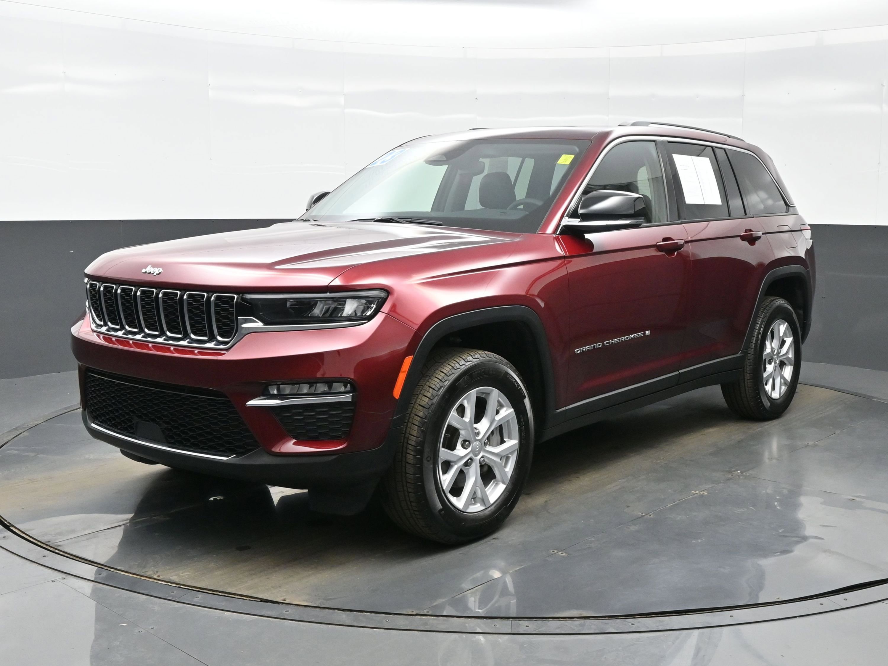 Used 2023 Jeep Grand Cherokee Limited image 2