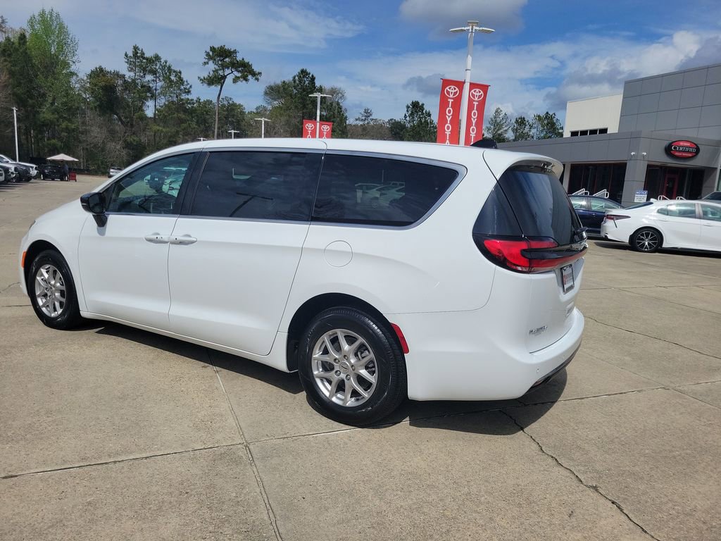Used 2025 Chrysler Pacifica Select image 3