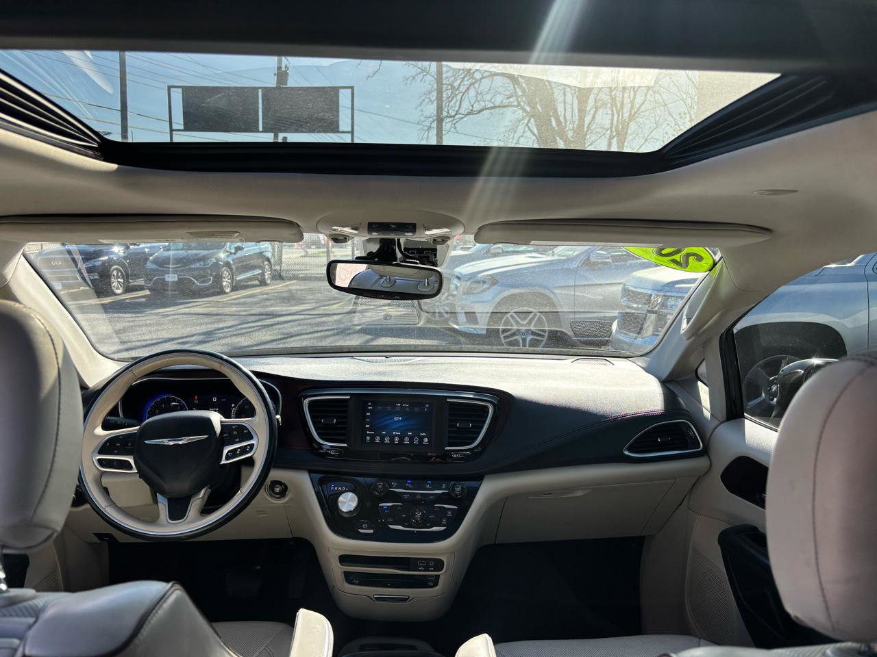 Used 2017 Chrysler Pacifica Limited w/ UConnect Theater Package FWD image 14