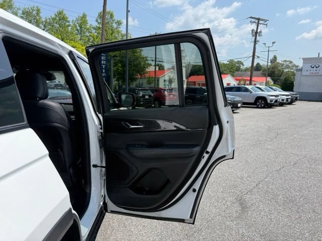 Used 2023 Jeep Grand Cherokee Altitude AWD/4WD image 22