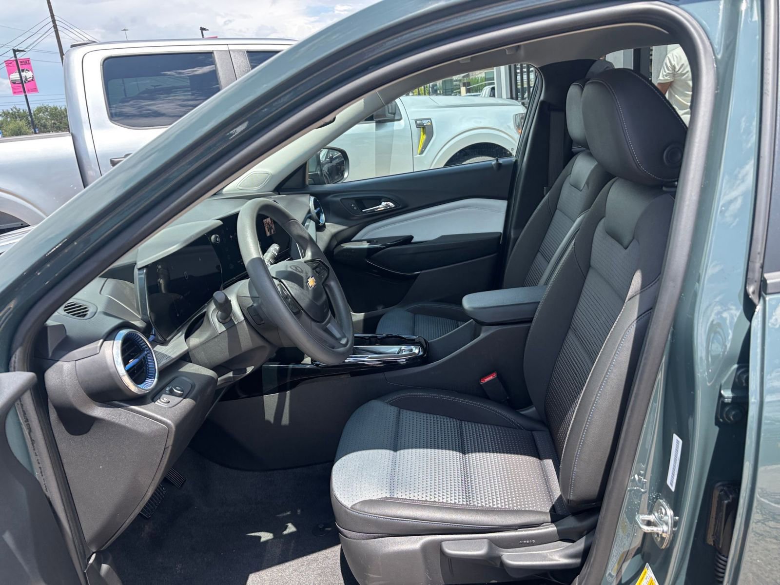 Used 2025 Chevrolet Trax LT FWD image 25