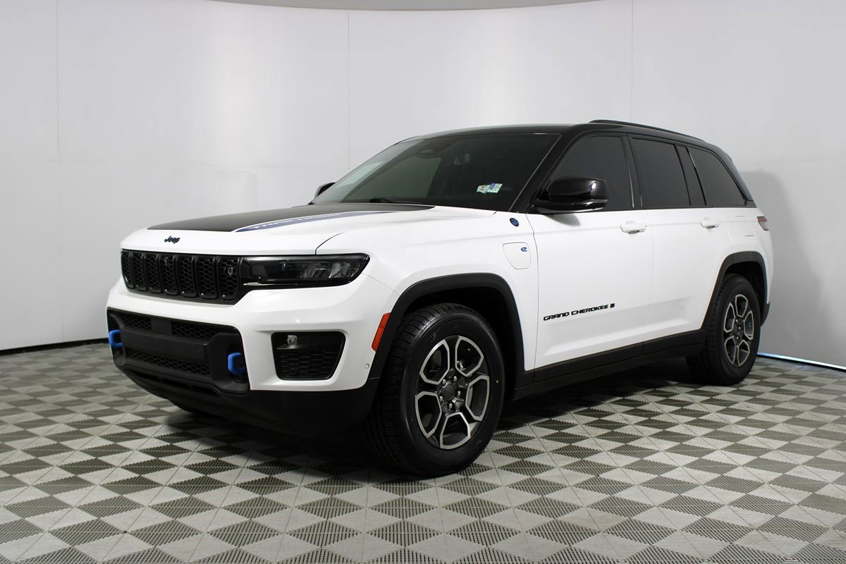 Used 2022 Jeep Grand Cherokee Trailhawk w/ Advanced Protech Group II AWD/4WD image 4