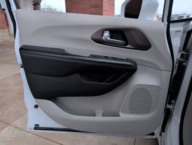 Used 2019 Chrysler Pacifica Touring-L image 12